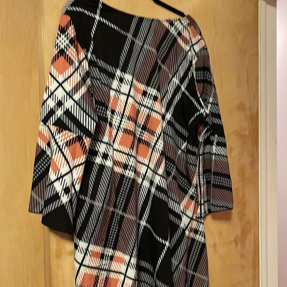 Cute light weight dress - Picture 2 of 4